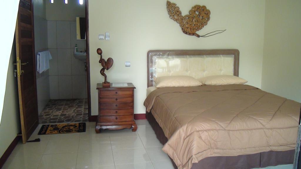 Villa Yukie Senggigi Montongbuwoh Rum bild