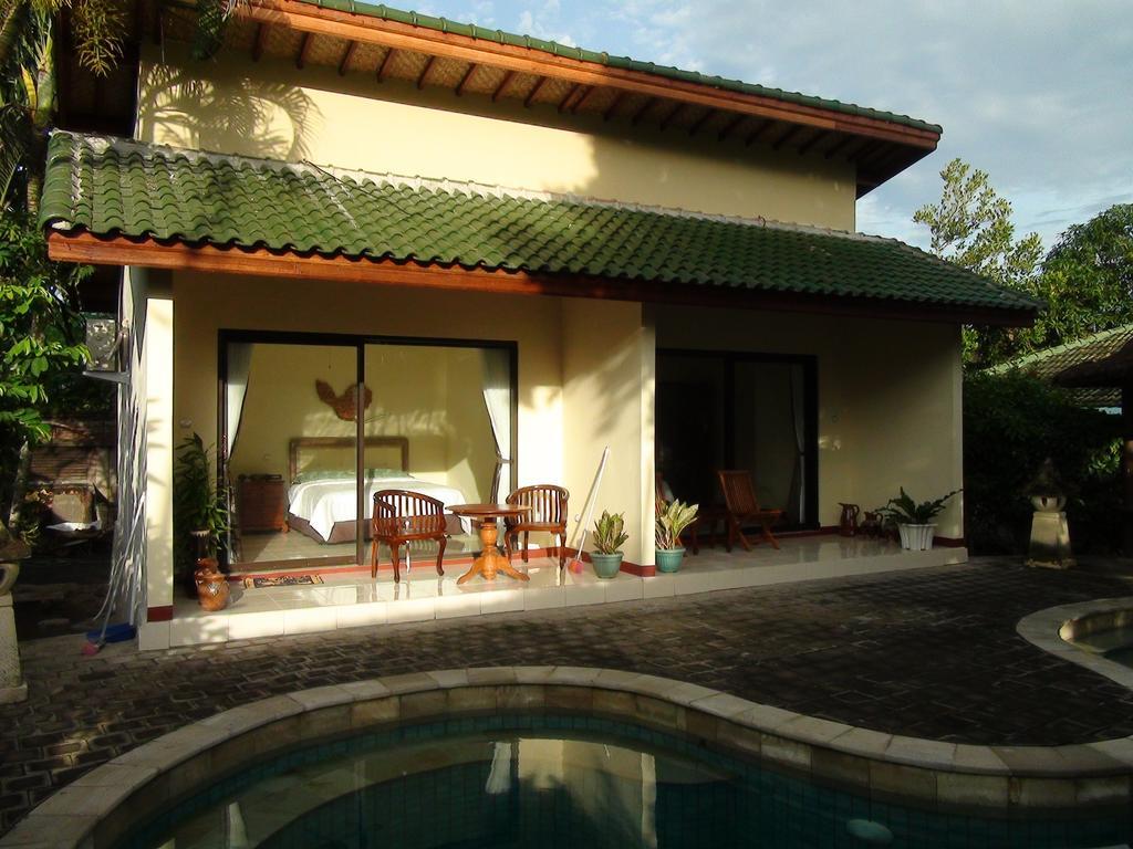 Villa Yukie Senggigi Montongbuwoh Rum bild