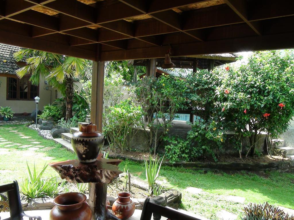 Villa Yukie Senggigi Montongbuwoh Rum bild