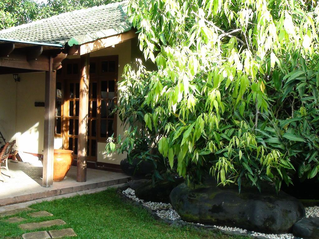 Villa Yukie Senggigi Montongbuwoh Rum bild