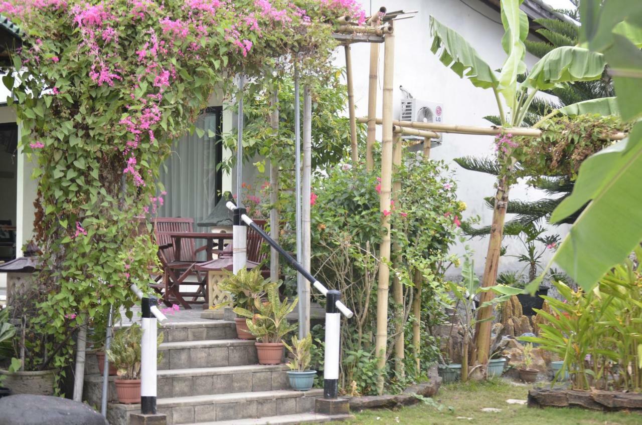 Villa Yukie Senggigi Montongbuwoh Exteriör bild